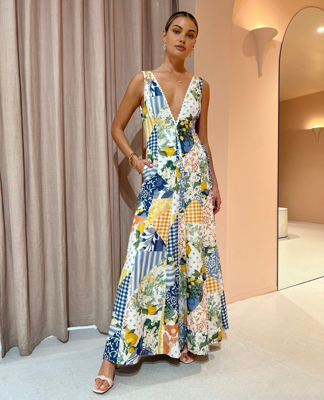 Langes Kleid mit Spitzenbesatz im Lemonade-Print