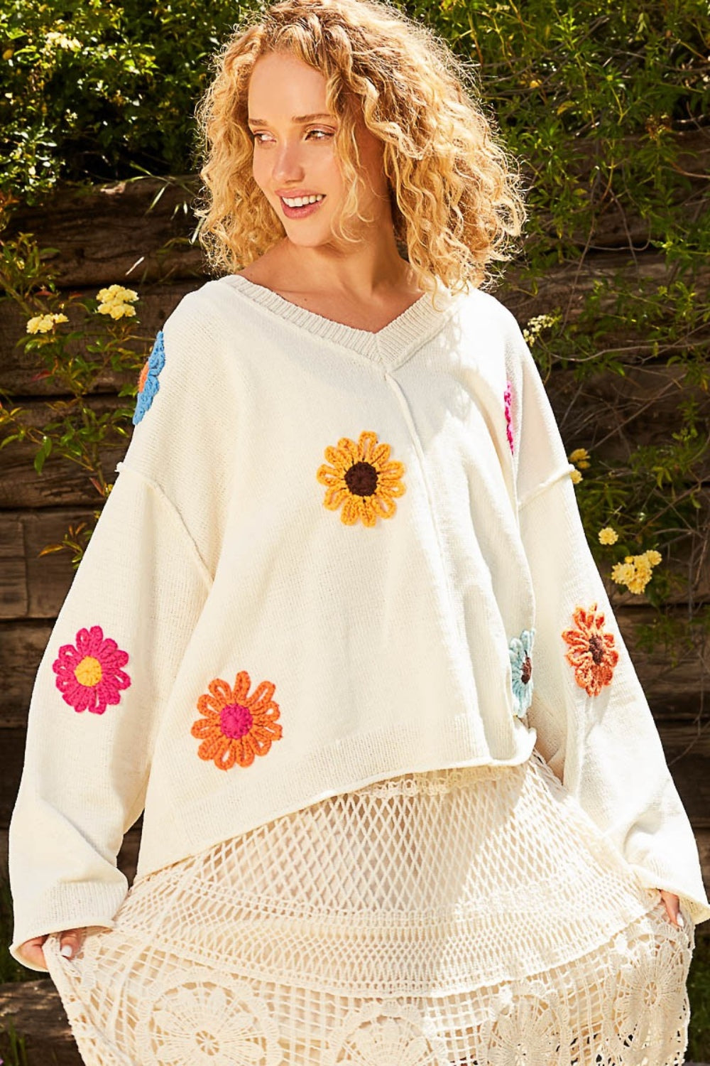 Vanja® | Langarmpullover mit V-Ausschnitt und Blumenaufnähern